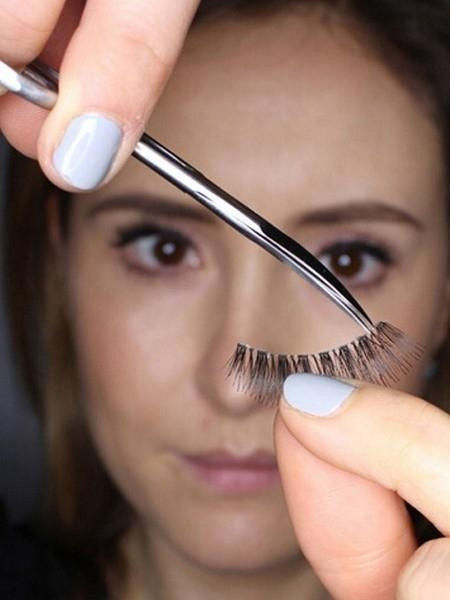 false lashes using tips by acelashes